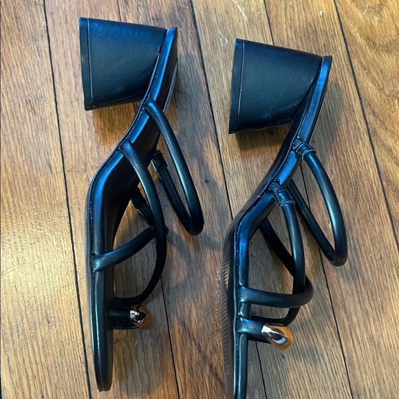 Steve Madden Black Strappy mule w gold toe - NWOB - Picture 4 of 6